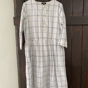 Roolee, size small, white with black lines